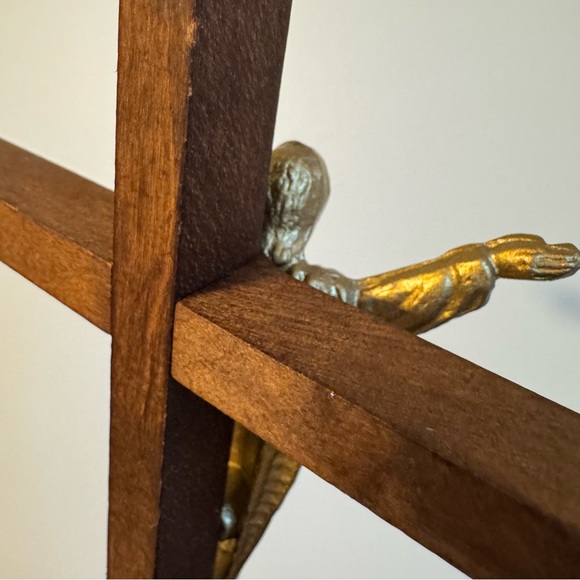 Risen Christ 10" Wood w/Brass Inlay Wall Crucifix - Picture 7 of 13